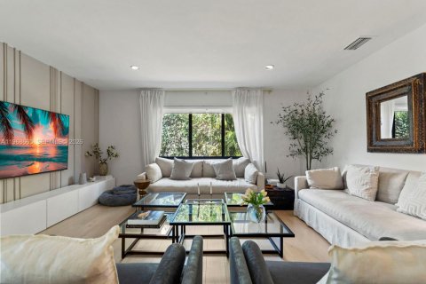 House in Miami, Florida 5 bedrooms, 202.9 sq.m. № 2031359