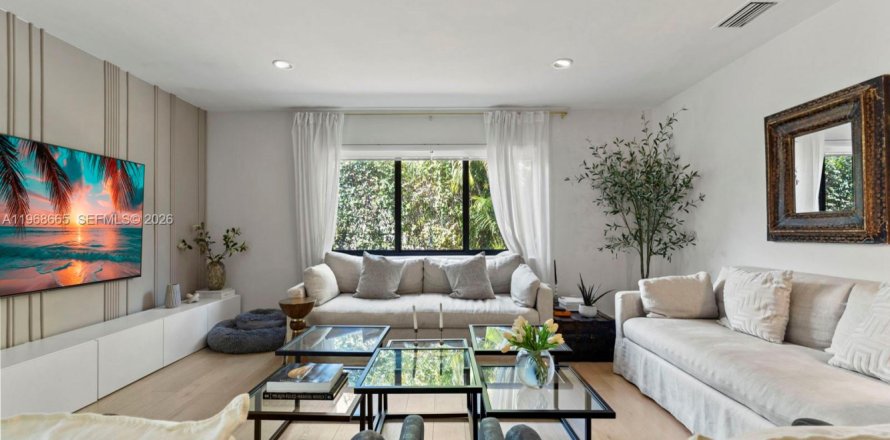 House in Miami, Florida 5 bedrooms, 202.9 sq.m. № 2031359