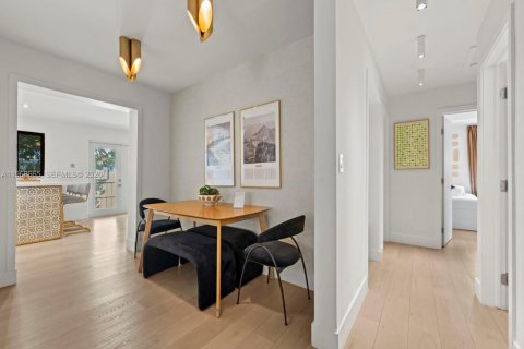 House in Miami, Florida 5 bedrooms, 202.9 sq.m. № 2031359 - photo 10