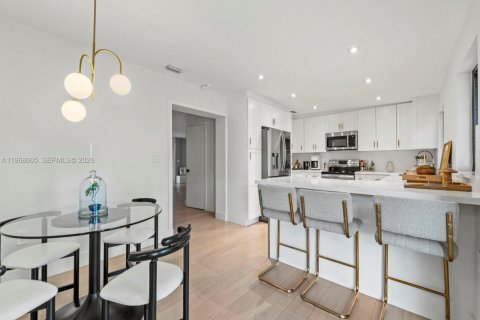 House in Miami, Florida 5 bedrooms, 202.9 sq.m. № 2031359 - photo 17