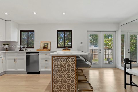 House in Miami, Florida 5 bedrooms, 202.9 sq.m. № 2031359 - photo 12