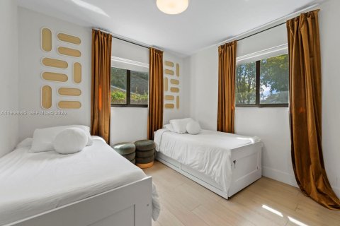 House in Miami, Florida 5 bedrooms, 202.9 sq.m. № 2031359 - photo 24
