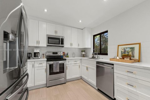 House in Miami, Florida 5 bedrooms, 202.9 sq.m. № 2031359 - photo 18