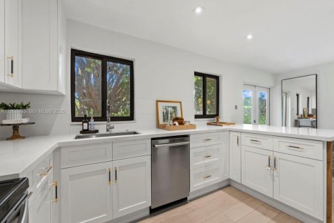 House in Miami, Florida 5 bedrooms, 202.9 sq.m. № 2031359 - photo 19