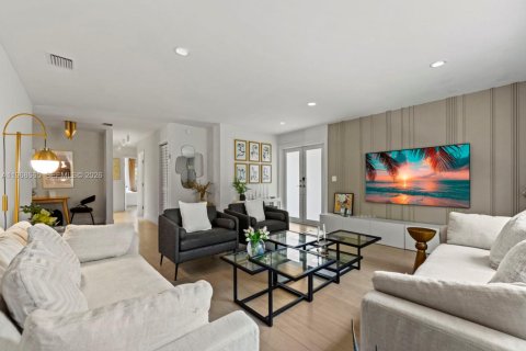House in Miami, Florida 5 bedrooms, 202.9 sq.m. № 2031359 - photo 9