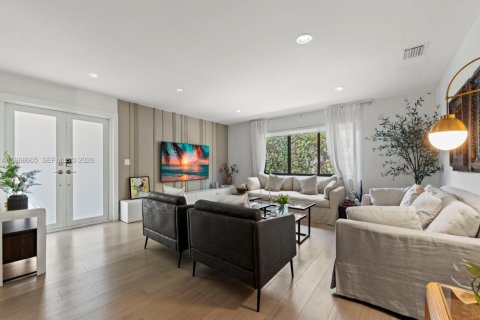 House in Miami, Florida 5 bedrooms, 202.9 sq.m. № 2031359 - photo 8