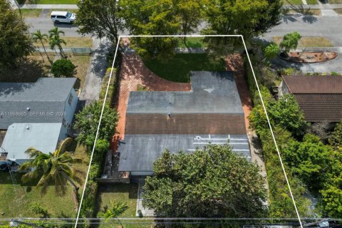 House in Miami, Florida 5 bedrooms, 202.9 sq.m. № 2031359 - photo 5