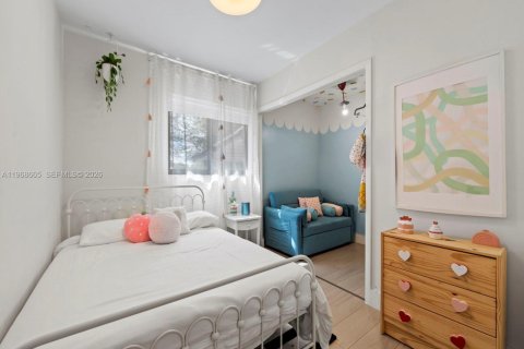 House in Miami, Florida 5 bedrooms, 202.9 sq.m. № 2031359 - photo 21