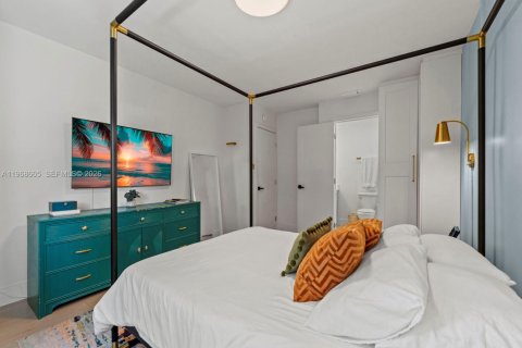 House in Miami, Florida 5 bedrooms, 202.9 sq.m. № 2031359 - photo 28