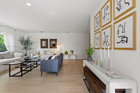 House in Miami, Florida 5 bedrooms, 202.9 sq.m. № 2031359 - photo 7