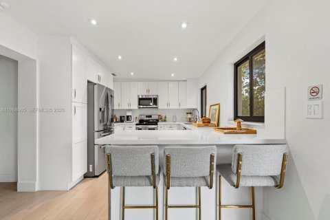 House in Miami, Florida 5 bedrooms, 202.9 sq.m. № 2031359 - photo 16