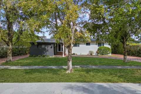 House in Miami, Florida 5 bedrooms, 202.9 sq.m. № 2031359 - photo 3