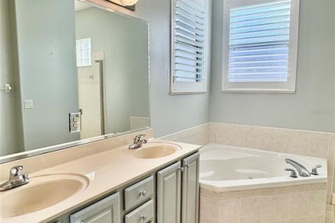 House in Cape Canaveral, Florida 4 bedrooms, 157.38 sq.m. № 2112075 - photo 13