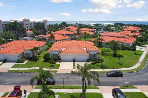 Casa en Cape Canaveral, Florida 4 dormitorios, 157.38 m2 № 2112075