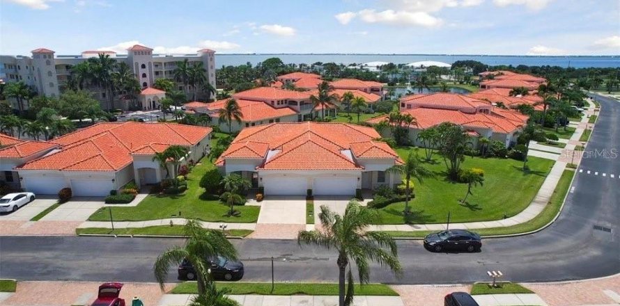 House in Cape Canaveral, Florida 4 bedrooms, 157.38 sq.m. № 2112075