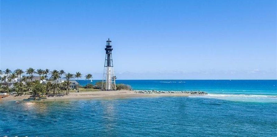 House in Pompano Beach, Florida 4 bedrooms, 190.26 sq.m. № 1100332