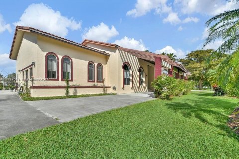 Casa en venta en Southwest Ranches, Florida, 6 dormitorios, 376.44 m2 № 1984510 - foto 28