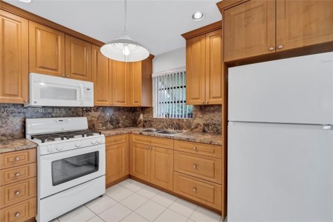Villa ou maison à vendre à North Lauderdale, Floride: 3 chambres, 115.94 m2 № 2257871 - photo 19
