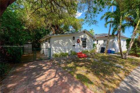 Villa ou maison à vendre à Coral Gables, Floride: 2 chambres, 51.28 m2 № 1705607 - photo 3