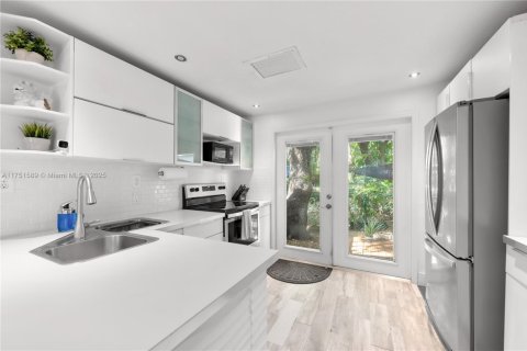 Villa ou maison à vendre à Coral Gables, Floride: 2 chambres, 51.28 m2 № 1705607 - photo 6