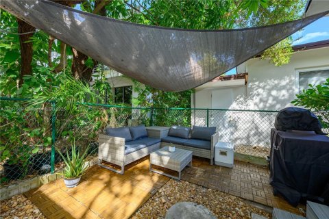 Villa ou maison à vendre à Coral Gables, Floride: 2 chambres, 51.28 m2 № 1705607 - photo 22