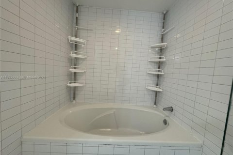 Copropriété à louer à Miami, Floride: 2 chambres, 113.34 m2 № 1990802 - photo 24