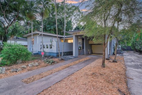 House in North Miami, Florida 3 bedrooms, 181.53 sq.m. № 2086758 - photo 2