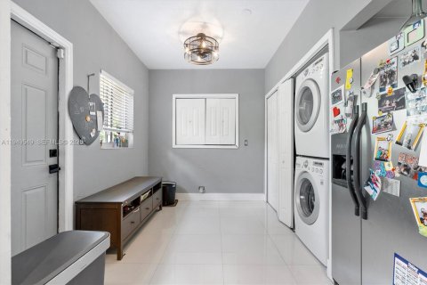 House in North Miami, Florida 3 bedrooms, 181.53 sq.m. № 2086758 - photo 7