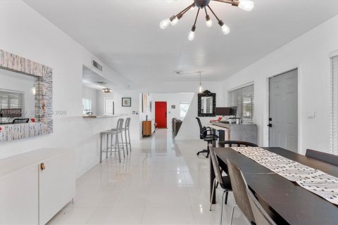 House in North Miami, Florida 3 bedrooms, 181.53 sq.m. № 2086758 - photo 9