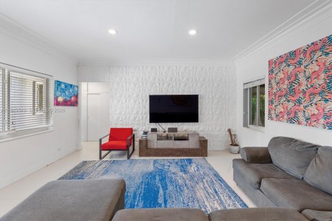 House in North Miami, Florida 3 bedrooms, 181.53 sq.m. № 2086758
