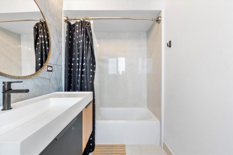 House in North Miami, Florida 3 bedrooms, 181.53 sq.m. № 2086758 - photo 12