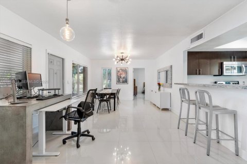 House in North Miami, Florida 3 bedrooms, 181.53 sq.m. № 2086758 - photo 8