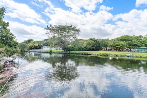 House in North Miami, Florida 3 bedrooms, 181.53 sq.m. № 2086758 - photo 17
