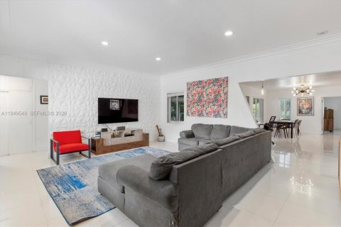 House in North Miami, Florida 3 bedrooms, 181.53 sq.m. № 2086758 - photo 4