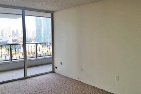 Condo in Miami, Florida, 1 bedroom  № 1966649 - photo 6