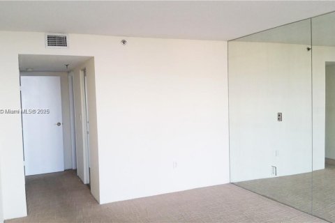 Condo in Miami, Florida, 1 bedroom  № 1966649 - photo 8