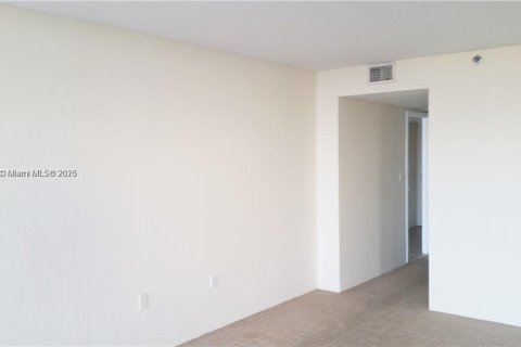 Condo in Miami, Florida, 1 bedroom  № 1966649 - photo 7