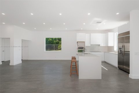 Casa en venta en Miami, Florida, 5 dormitorios, 207.82 m2 № 1966074 - foto 14