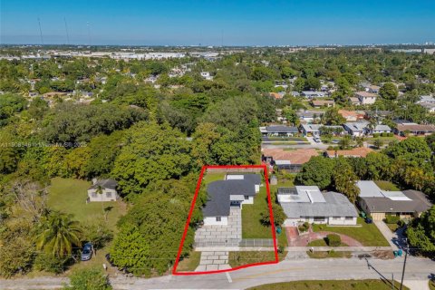 Casa en venta en Miami, Florida, 5 dormitorios, 207.82 m2 № 1966074 - foto 1