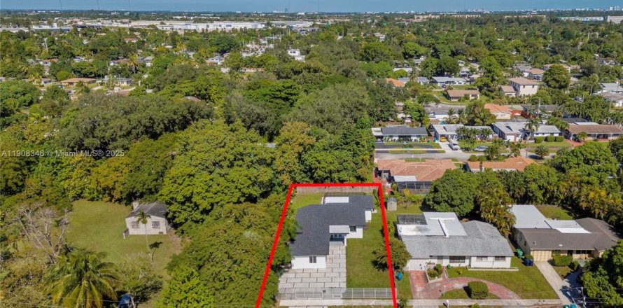 Casa en Miami, Florida 5 dormitorios, 207.82 m2 № 1966074