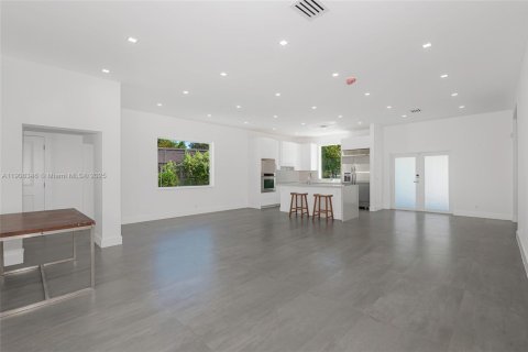 Casa en venta en Miami, Florida, 5 dormitorios, 207.82 m2 № 1966074 - foto 7