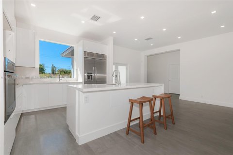 Casa en venta en Miami, Florida, 5 dormitorios, 207.82 m2 № 1966074 - foto 10