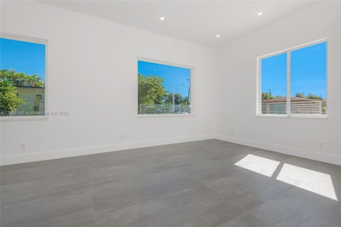 Casa en venta en Miami, Florida, 5 dormitorios, 207.82 m2 № 1966074 - foto 18