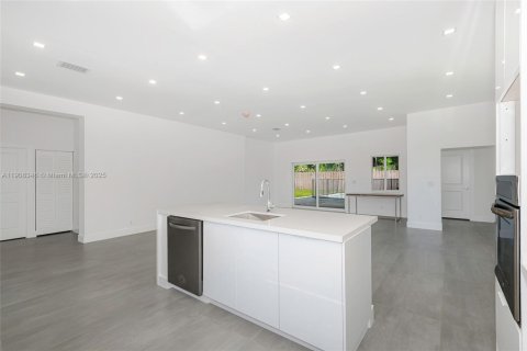 Casa en venta en Miami, Florida, 5 dormitorios, 207.82 m2 № 1966074 - foto 3