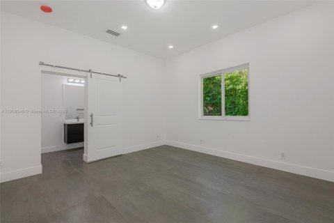 Casa en venta en Miami, Florida, 5 dormitorios, 207.82 m2 № 1966074 - foto 17