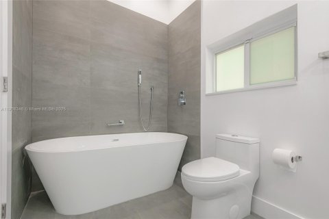 Casa en venta en Miami, Florida, 5 dormitorios, 207.82 m2 № 1966074 - foto 21