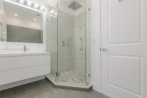 Casa en venta en Miami, Florida, 5 dormitorios, 207.82 m2 № 1966074 - foto 20
