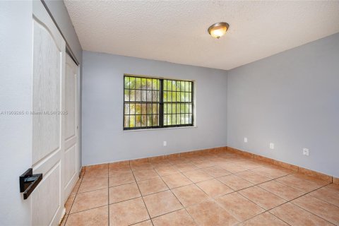 Touwnhouse à vendre à Miami, Floride: 2 chambres, 80.27 m2 № 1965535 - photo 14