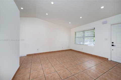 Touwnhouse à vendre à Miami, Floride: 2 chambres, 80.27 m2 № 1965535 - photo 4