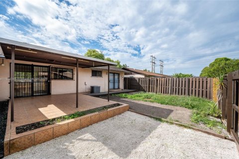 Touwnhouse à vendre à Miami, Floride: 2 chambres, 80.27 m2 № 1965535 - photo 15